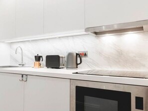 Fridge, microwave, oven, electric kettle - Classy Holiday Home in Manchester near Manchester Piccadily (Manchester)
