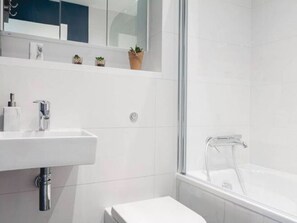 Combined shower/bathtub, towels - Classy Holiday Home in Manchester near Manchester Piccadily (Manchester)