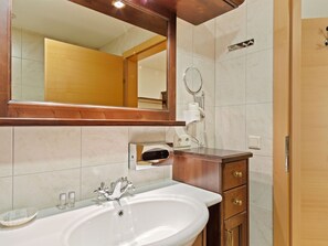 Shower, towels - Attractive Apartment in Zwieselstein With Balcony (Soelden)