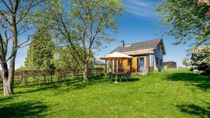 A house with a patio area, a lawn, and trees. - Holiday Home in Porcheresse Daverdisse (Daverdisse)