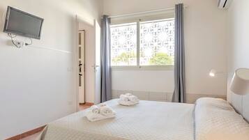 House | 2 bedrooms, individually furnished, iron/ironing board, travel cot