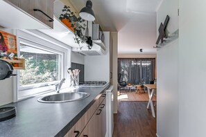 Chalet | Private kitchen | Microwave - Modern Chalet in Voorthuizen Near the Forest (Voorthuizen)