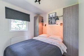 2 bedrooms, individually furnished, bed sheets - Modern Chalet in Voorthuizen Near the Forest (Voorthuizen)