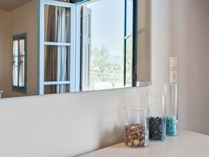 1 bedroom, bed sheets - Refreshing Apartment in Lesvos Island With Balcony (Lesvos)