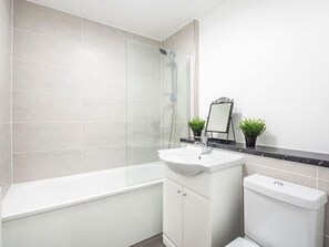 Combined shower/tub, towels