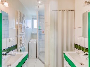 Shower, towels - Lovely Holiday Home in Tulle With Private Terrace (Tulle)