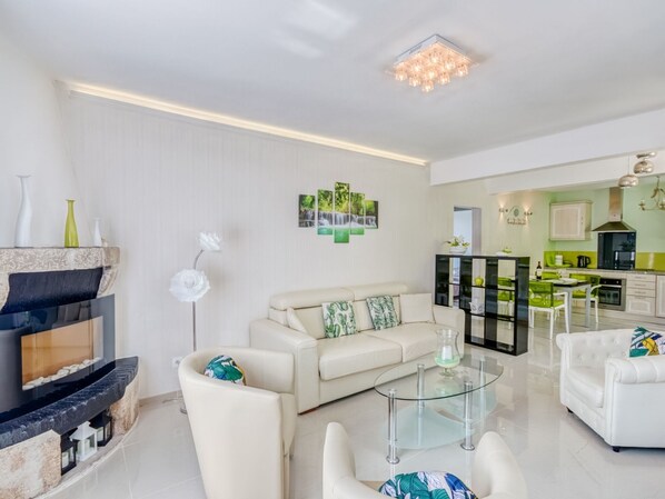 Fireplace, DVD player, iPod dock - Lovely Holiday Home in Tulle With Private Terrace (Tulle)