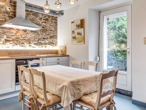 House | Dining - Enticing Holiday Home in Viroinval near Forest (Viroinval)