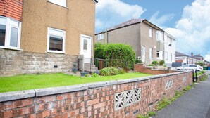 Exterior - Radiant Apartment in Glasgow near Barshaw Park (Glasgow)