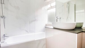 Bathtub, towels - Radiant Apartment in Glasgow near Barshaw Park (Glasgow)