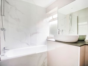 Bathtub, towels - Radiant Apartment in Glasgow near Barshaw Park (Glasgow)