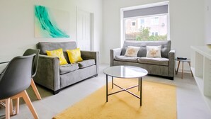 Living room - Radiant Apartment in Glasgow near Barshaw Park (Glasgow)