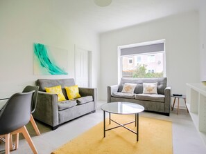 Living room - Radiant Apartment in Glasgow near Barshaw Park (Glasgow)