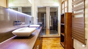 Combined shower/bathtub, towels - Serene Holiday Home in Felicito With Private Swimming Pool (Feliceto)