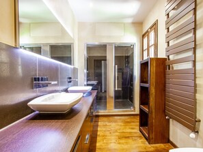 Combined shower/bathtub, towels - Serene Holiday Home in Felicito With Private Swimming Pool (Feliceto)