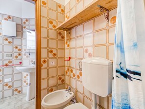 Shower, hair dryer, towels - Enticing Apartment in Loano With Swimming Pool (Loano)