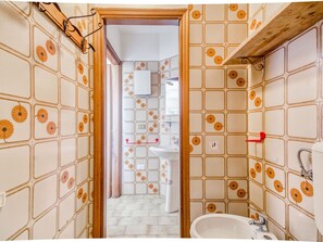 Bathroom - Enticing Apartment in Loano With Swimming Pool (Loano)