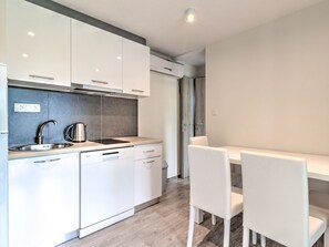 Private kitchen - Mobile Home in Banjole Near Beach (Medulin)