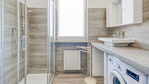 Buồng tắm vòi sen, khăn tắm 