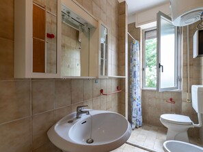 Shower, hair dryer, towels - Alluring Apartment in Loano near Sea Beach (Loano)