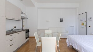 Dining - Simplistic Apartment in Sanremo near Sea Beach (Sanremo)