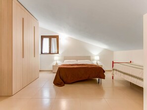 House | 3 bedrooms, individually furnished, iron/ironing board, bed sheets