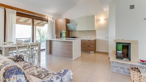 Eine moderne Wohnung mit Küche, Essbereich und Wohnzimmer.