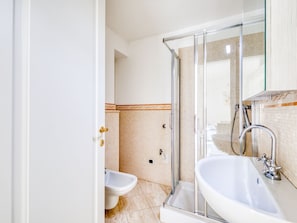 Shower, towels - Classy Apartment in Sanremo near Sea Beach (Sanremo)