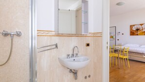 Bathroom - Classy Apartment in Sanremo Wiith Balcony (Sanremo)