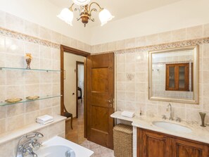 Shower, hair dryer, towels - Sprawling Villa in Urbino With Private Swimming Pool (Urbino)
