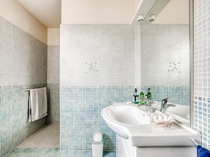 Shower, hair dryer, towels - Inviting Villa in Saint-nazaire-d'aude With Garden (Saint-Nazaire-d'Aude)