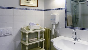Dusche, Haartrockner, Handtücher