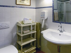 Shower, hair dryer, towels - Attractive Apartment in Sandigliano With Garden (Sandigliano)