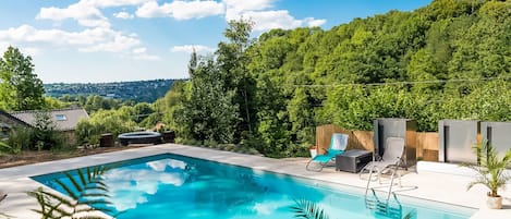 Huis | Zwembad | Een binnenzwembad en een buitenzwembad