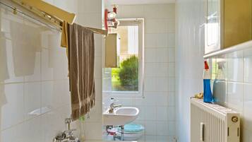 Bungalow | Badezimmer | Dusche, Handtücher