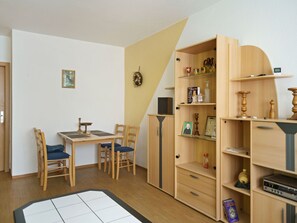 Dining - Alluring Bungalow in Zschopau With Terrace (Zschopau)