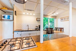 House | Private kitchen - Snug Holiday Home in Nieuwvliet near Beach & Nature Reserve (Nieuwvliet)