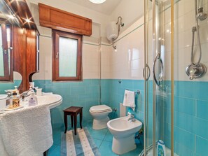 Shower, towels - Peaceful Holiday Home in Perdifumo With Balcony (Perdifumo)