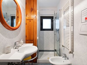 Bathroom - Belvilla by OYO La Romola (San Casciano in Val di Pesa)