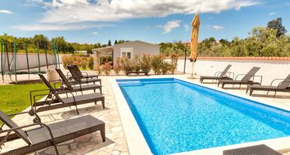 Garden-view Holiday Home in Banjole near Beach & Boat Excursions