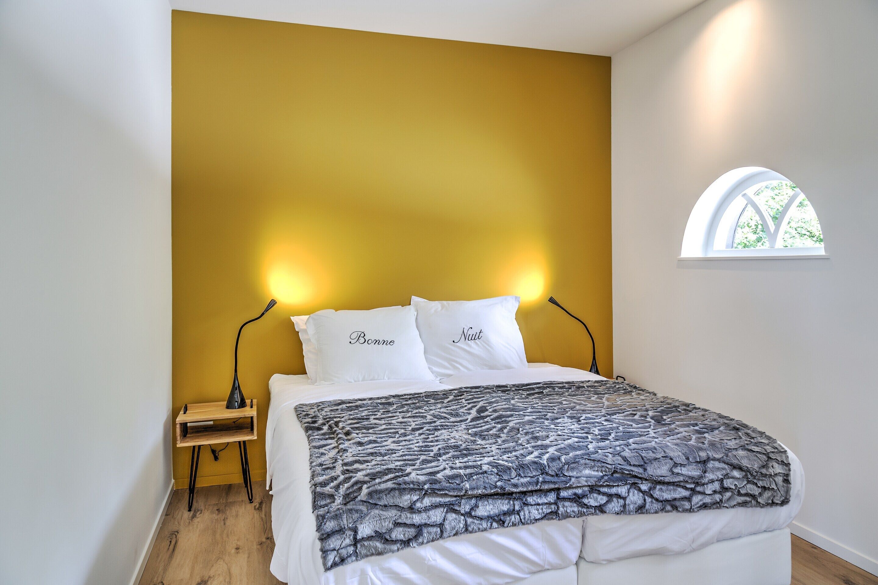 5 عدّة غرف نوم وطراز فريد لكل وحدة وملاءات أسرّة