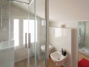 Bathroom - Upscale Apartment in San Lazzaro di Savena With Balcony (San Lazzaro di Savena)