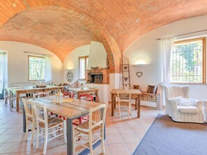 Dining - Villa With Pool and Spacious Park Near Montepulciano (Montepulciano)