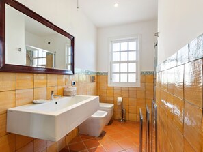 Bathtub, towels - Modern Holiday Home With Private Swimming Pool and air Conditioning (Ragusa)