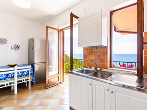 Dining - Holiday Home in Torremezzo di Falconara With Garden (Falconara Albanese)