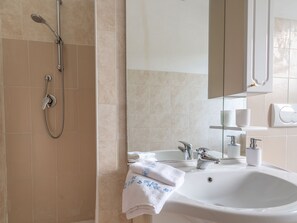 Shower, towels - Inviting Holiday Home in Savona With Private Garden (Dego)