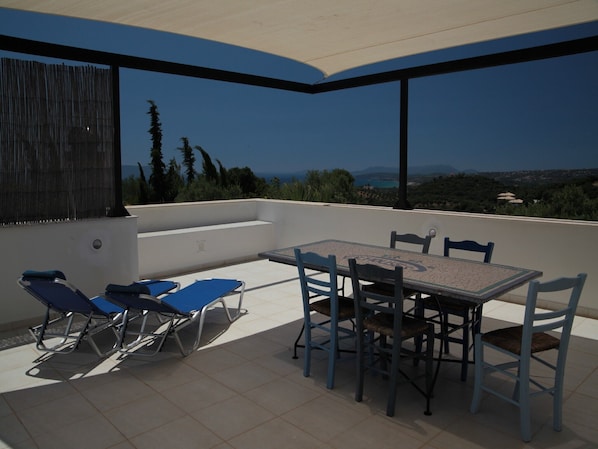 Balcony - Villa in Foinikounta With Roof Terrace, Garden and Deckchair (Pylos-Nestoras)