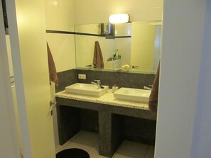 Shower, towels - Villa in Foinikounta With Roof Terrace, Garden and Deckchair (Pylos-Nestoras)