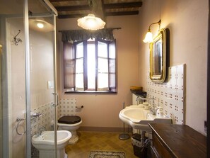 Shower, hair dryer, towels - Serene Holiday Home in Serrapetrona With Swimming Pool (Serrapetrona)