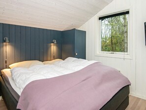 2 bedrooms, cribs/infant beds
